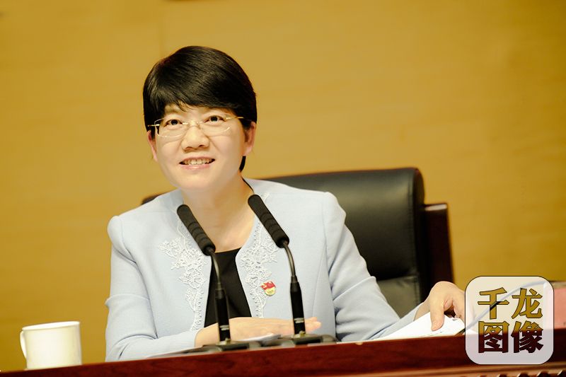 26日，十九大党代表、市审计局局长马兰霞在向全市审计系统干部传达十九大精神。图为马兰霞代表。孙波摄 千龙网发