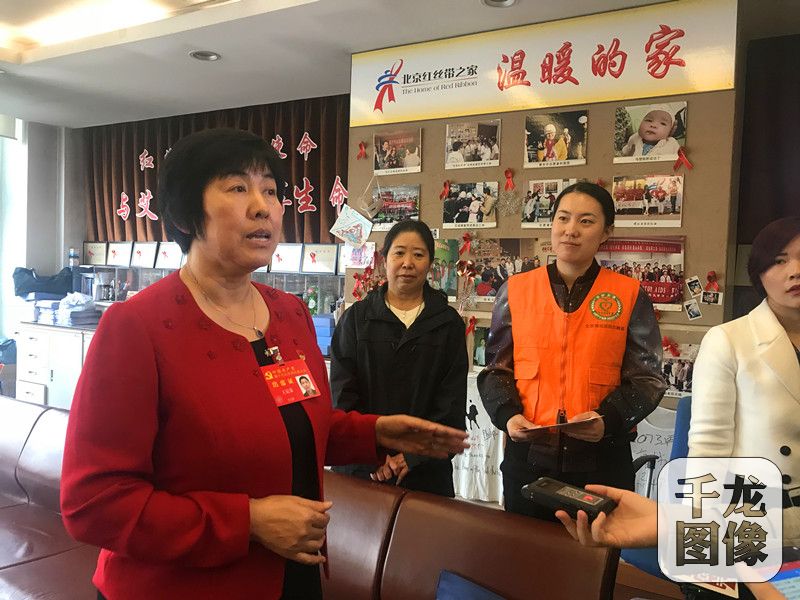 10月26日下午，在北京地坛医院的报告厅里，十九大代表王克荣向地坛医院的百余名职工分享自己十九大上会经历，传达十九大精神。图为王克荣代表接受记者采访。千龙网记者 欧阳晓娟摄