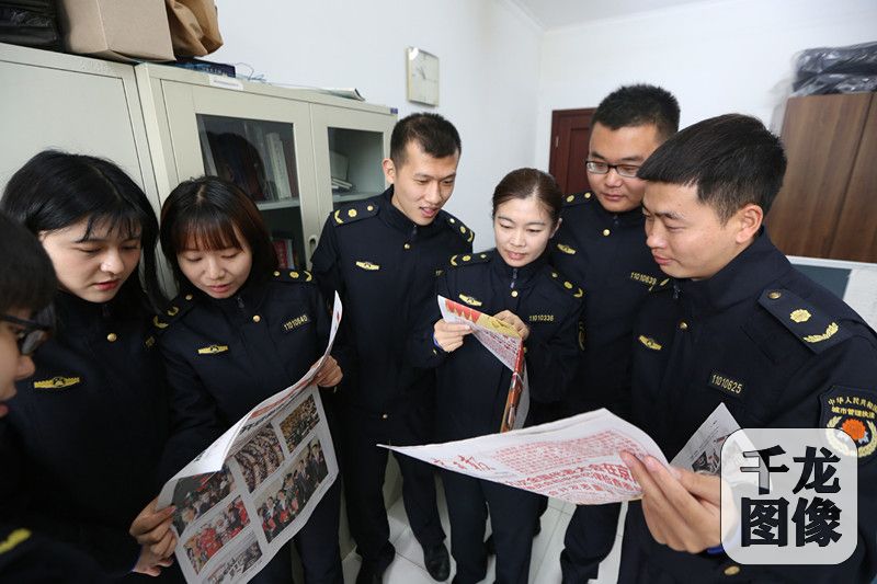 近日，东城城管执法局形式多样学习和贯彻十九大精神。图为执法人员交流心得现场。通讯员 张文侠摄 千龙网发