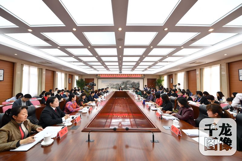 不全1：10月27日，北京市妇联组织召开首都各族各界妇女学习宣传贯彻党的十九大精神座谈会，来自各领域各行业的70余名妇女代表共聚一堂，共同深入学习、深刻领会党的十九大精神和习近