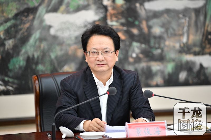 27日，北京市妇联组织召开首都各族各界妇女学习宣传贯彻党的十九大精神座谈会。图为市委副书记景俊海出席座谈会并讲话。市妇联供图 千龙网发