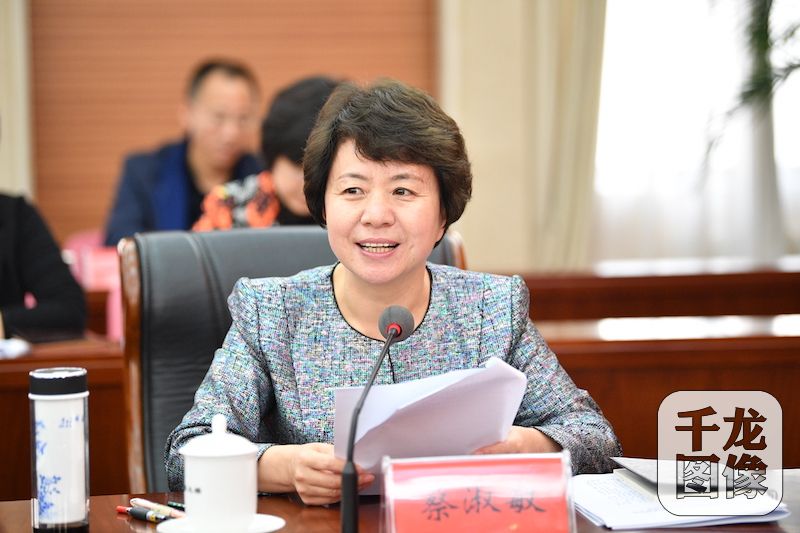 10月27日，北京市妇联组织召开首都各族各界妇女学习宣传贯彻党的十九大精神座谈会。图为市妇联党组书记、主席蔡淑敏主持座谈。市妇联供图 千龙网发