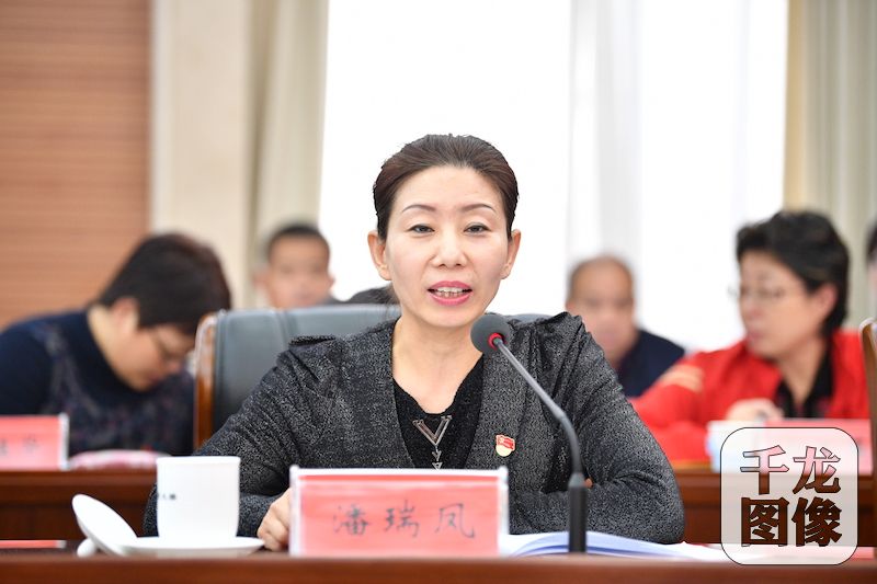 27日，北京市妇联组织召开首都各族各界妇女学习宣传贯彻党的十九大精神座谈会。图为十九大代表、西城区广内街道西便门东里社区书记潘瑞凤。市妇联供图 千龙网发