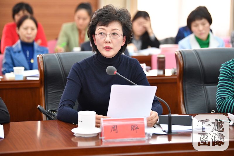 10月27日，北京市妇联组织召开首都各族各界妇女学习宣传贯彻党的十九大精神座谈会。图为东城区特殊教育学校党支部书记、校长，十九大开幕会全程手语翻译周晔。市妇联供图 千龙网发