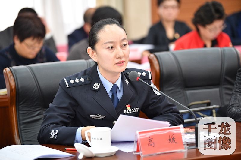 10月27日，北京市妇联组织召开首都各族各界妇女学习宣传贯彻党的十九大精神座谈会。图为全国三八红旗手、北京市妇联兼职副主席、北京市公安局网安总队五支队中队长高媛。市妇联供图 千龙网发