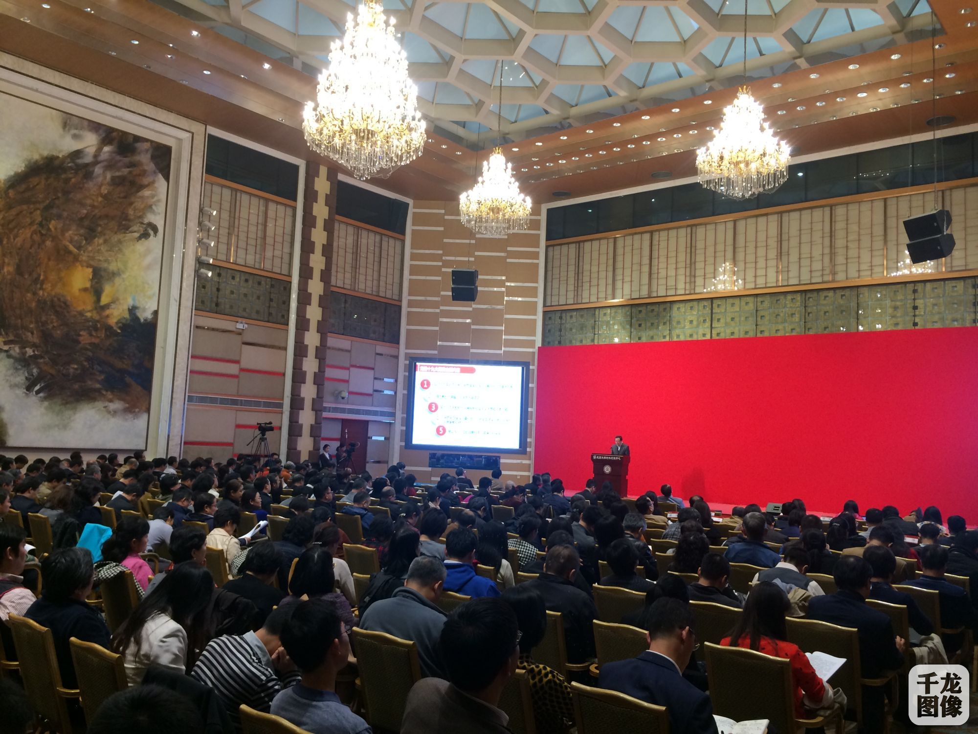 10月27日下午，北京大学召开全校中层干部大会，传达学习党的十九大精神。中央候补委员、党的十九大代表、北大党委书记郝平表示，要重点学习十九大报告中关于教育、科技、创新、人才、青年、文化、健康、医疗等方面的重要论述。图为北京大学400余位中层干部在此次大会上认真学习郝平代表解读党的十九大报告。千龙网记者 于振华摄