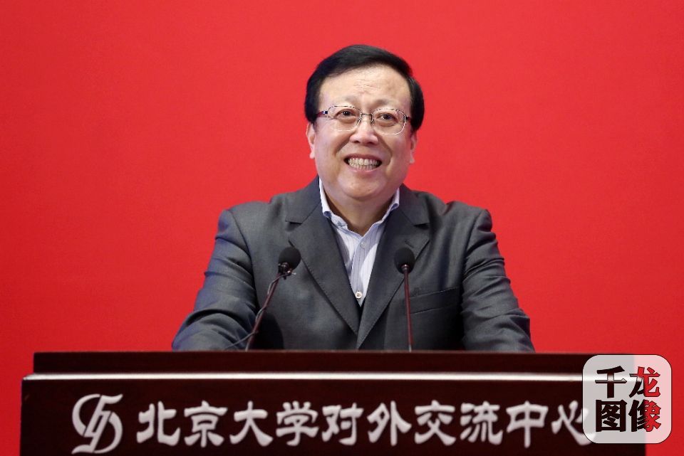 10月27日下午,北京大学召开全校中层干部大会,传达学习党的十九大精神,并就有关工作进行部署。图为中央候补委员、党的十九大代表、北大党委书记郝平在这次