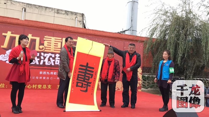 28日，丰台王佐镇西王佐村党总支自编自演文艺节目，宣传党的十九大精神，将党的十九大会议精神传到各家各户。图为文艺演出现场。丰台王佐镇供图 千龙网发