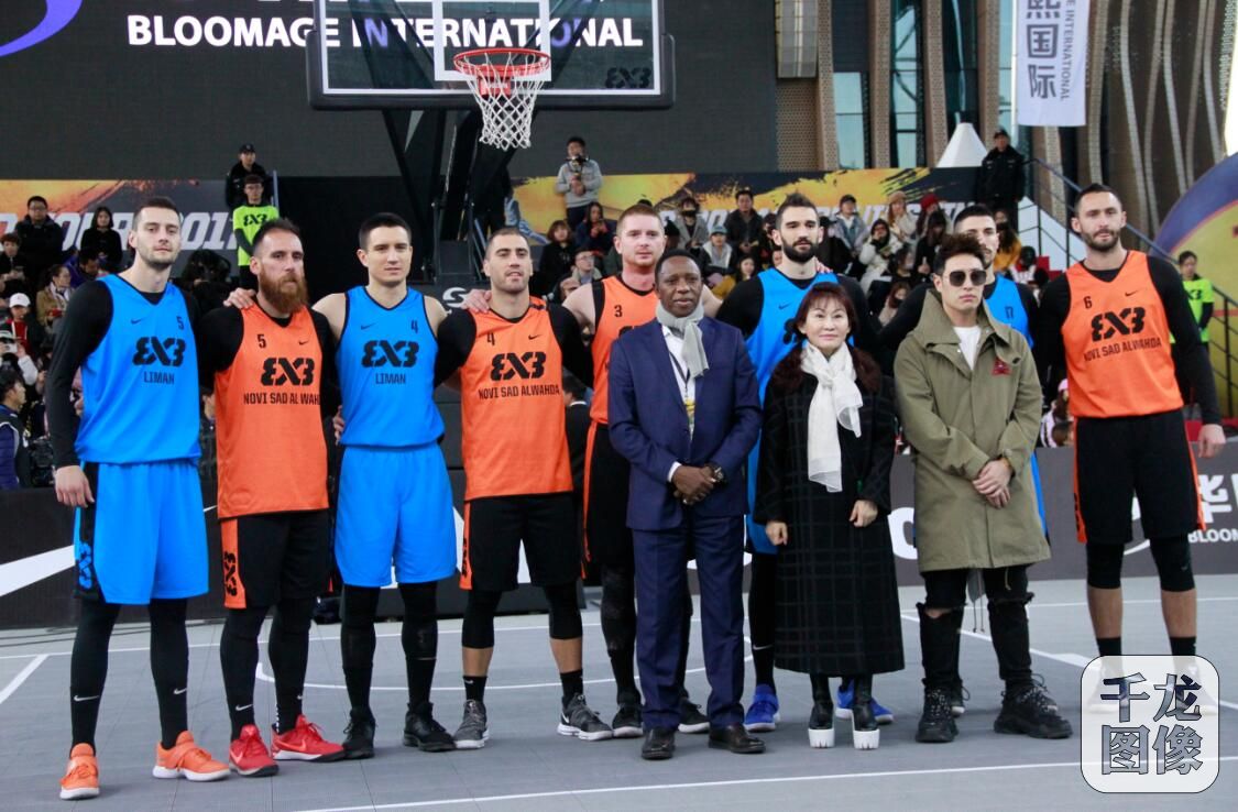 2017FIBA3X3世界巡回赛华熙国际北京总决赛冠军争夺战在华熙LIVE·五棵松hi-up产生，决赛中，泽蒙队凭借一记神奇的远投，在最后时刻绝杀诺维萨德队，以19-17夺冠。在3x3的赛场上也绝不会少了嘻哈音乐，有了它的帮衬，这才叫纯粹的篮球。千龙网记者 袁帅摄