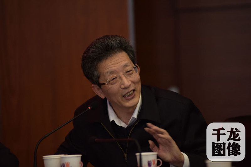 10月29日，首都经济贸易大学校友值年返校之日，鉴于1994级研究生单考班有3位党的十九大代表，该校在当天下午特意举办“共畅十九大，共勉新征程”主题座谈会，以纪念毕业20周年。图为中共北京市委常委、常务副市长张工在发言。何军 摄 千龙网发