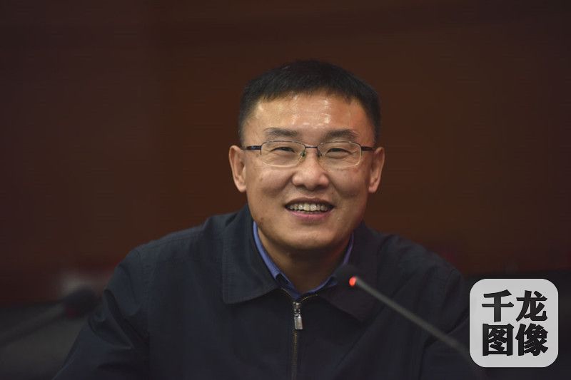 10月29日，首都经济贸易大学校友值年返校之日，鉴于1994级研究生单考班有3位党的十九大代表，该校在当天下午特意举办“共畅十九大，共勉新征程”主题座谈会，以纪念毕业20周年。图为中共北京市西城区委书记卢映川在发言。何军 摄 千龙网发