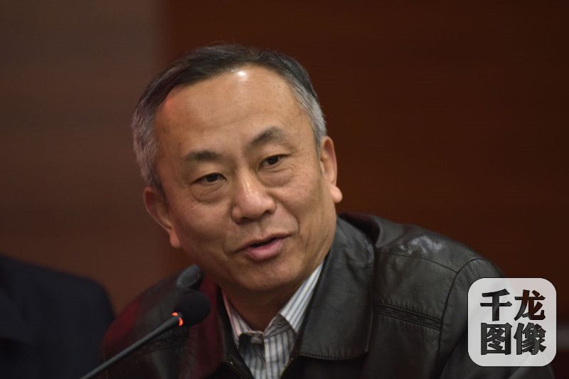 10月29日，首都经济贸易大学校友值年返校之日，鉴于1994级研究生单考班有3位党的十九大代表，该校在当天下午特意举办“共畅十九大，共勉新征程”主题座谈会，以纪念毕业20周年。图为党的十九大代表、该校党委书记冯培在发言。何军 摄 千龙网发