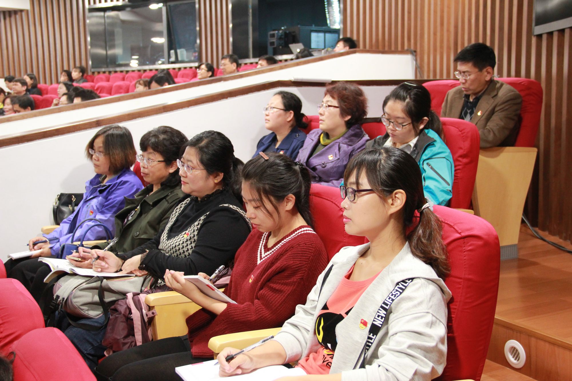 党员赴首经贸大学听十九大讲座