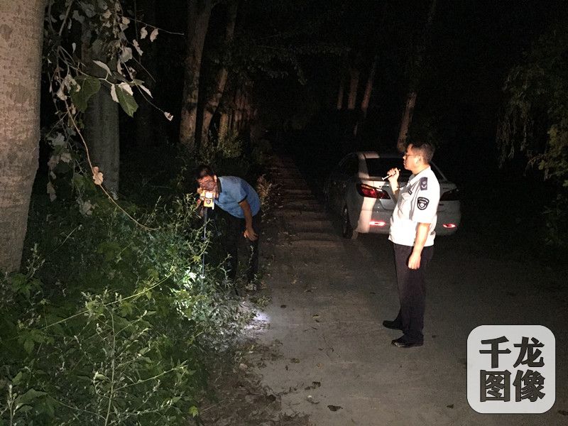 近日，北京社会各界掀起学习贯彻十九大精神的热潮，而作为一线环保执法“老兵”，大兴区环境监察支队的吴广众说，他只想把执着和梦想，心血与汗水，全部倾注在平凡而重要的环保岗位上。图为吴广众（右）在夜查违法排污行为。大兴区环保局供图 千龙网发