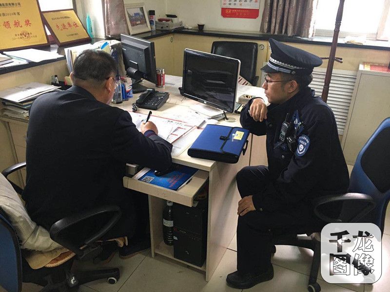 近日，北京社会各界掀起学习贯彻十九大精神的热潮，而作为一线环保执法“老兵”，大兴区环境监察支队的吴广众说，他只想把执着和梦想，心血与汗水，全部倾注在平凡而重要的环保岗位上。图为同样是大兴一线环保执法人员的刘海超（右），在企业做日常检查。大兴区环保局供图 千龙网发