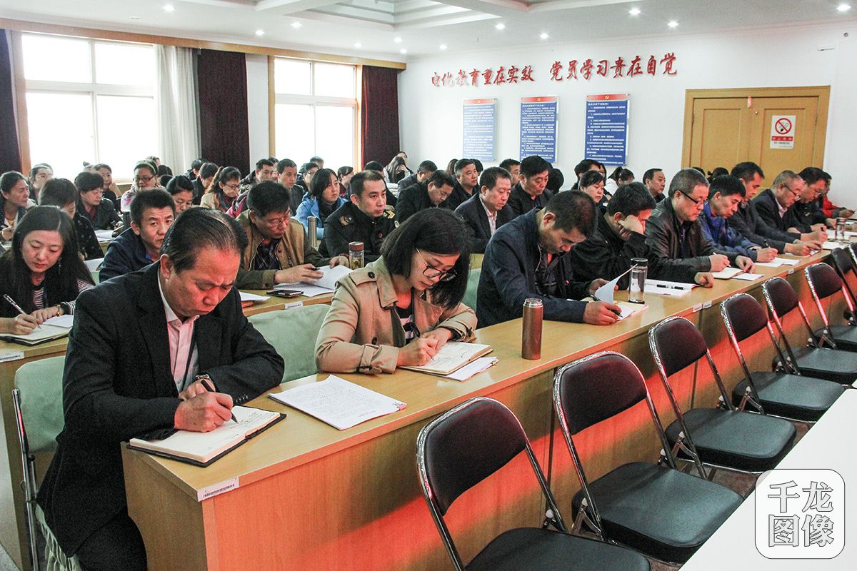 卢沟桥街道科以上干部及各社区书记参加会议。.jpg-1200