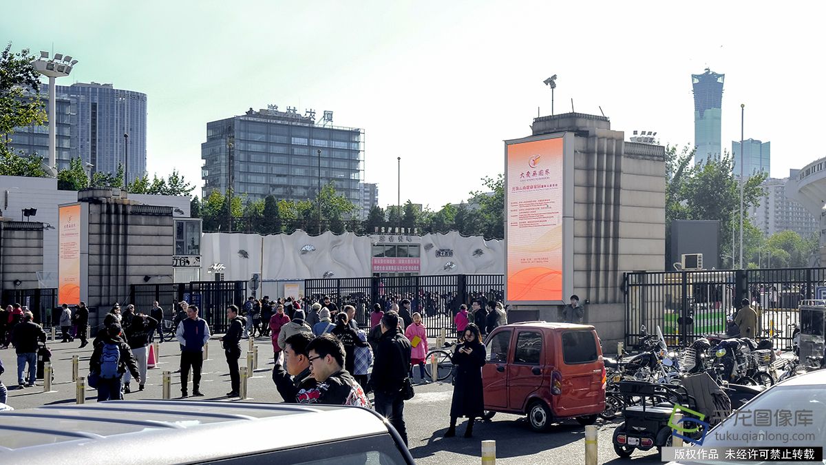 天凉降温爱心不减 国际义卖感受异国风情(2)-千