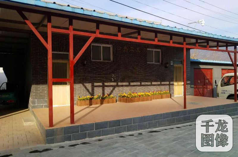 10月31日，北京市城管委公布，本市正在加大力度改善市民如厕环境，创新“第五空间”模式，把公厕建设成集科技、基本公共服务、景观建设为一体的新公共空间。图为门头沟区景点新型公厕。门头沟区宣传部供图 千龙网发