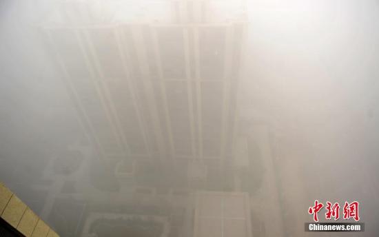 资料图：河北石家庄，被大雾笼罩的楼房。<a target='_blank' href='http://www.chinanews.com/'>中新社</a>记者 翟羽佳 摄