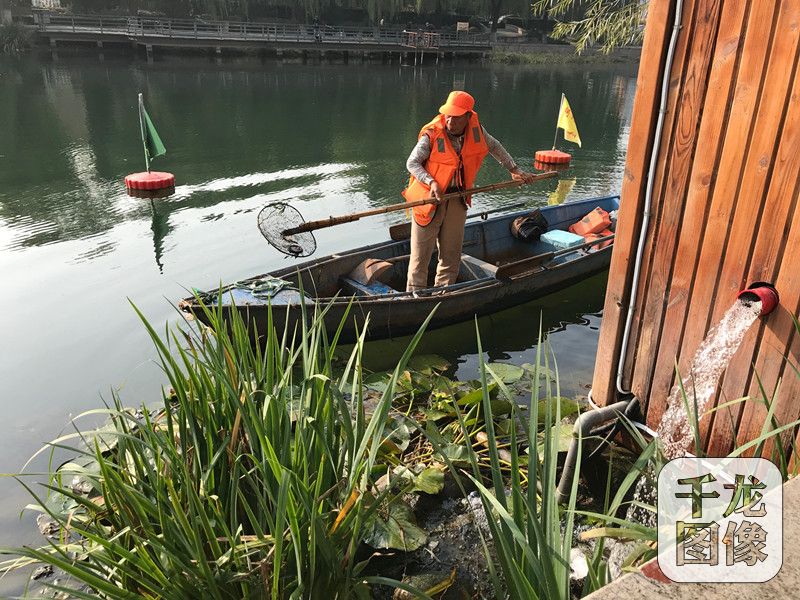 水清了、景美了，如今的亮马河已成为朝阳左家庄辖区一条靓丽的风景线。图为工作人员在清理河道垃圾。千龙网记者 查甜甜摄