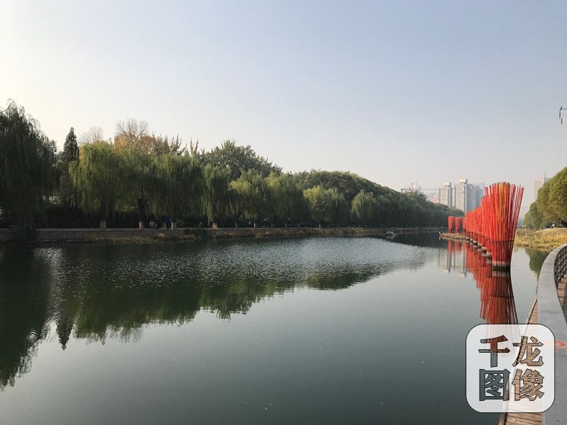 水清了、景美了，如今的亮马河已成为朝阳左家庄辖区一条靓丽的风景线。图为整治后的亮马河。千龙网记者 查甜甜摄