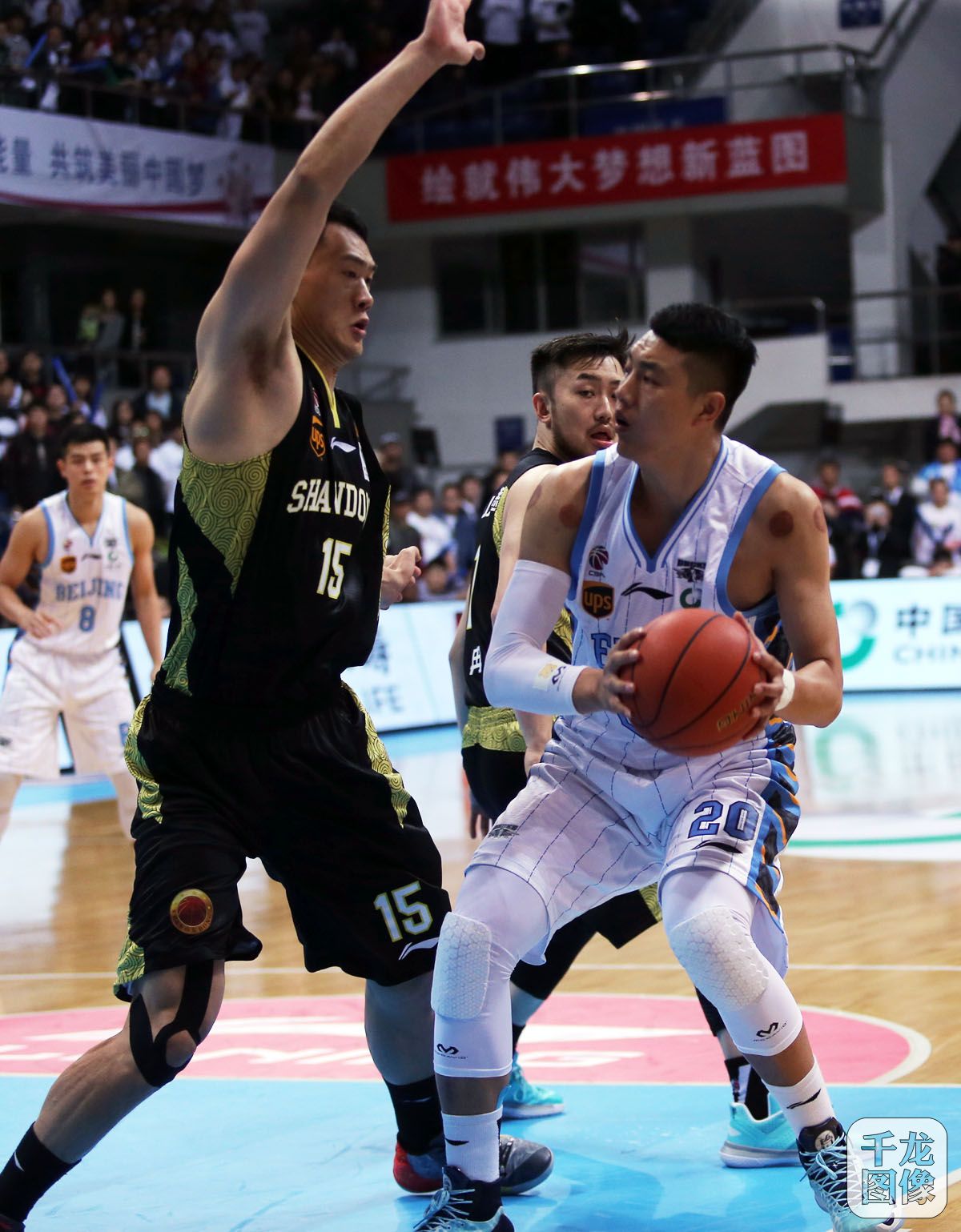 CBA联赛第三轮于2日晚间全面展开，北京首钢坐镇主场迎来山东高速的挑战。最终，首钢以1分之差，惜败山东队，首钢首次主场没能实现开门红。图为本场比赛精彩瞬间。千龙网记者 戚连民摄