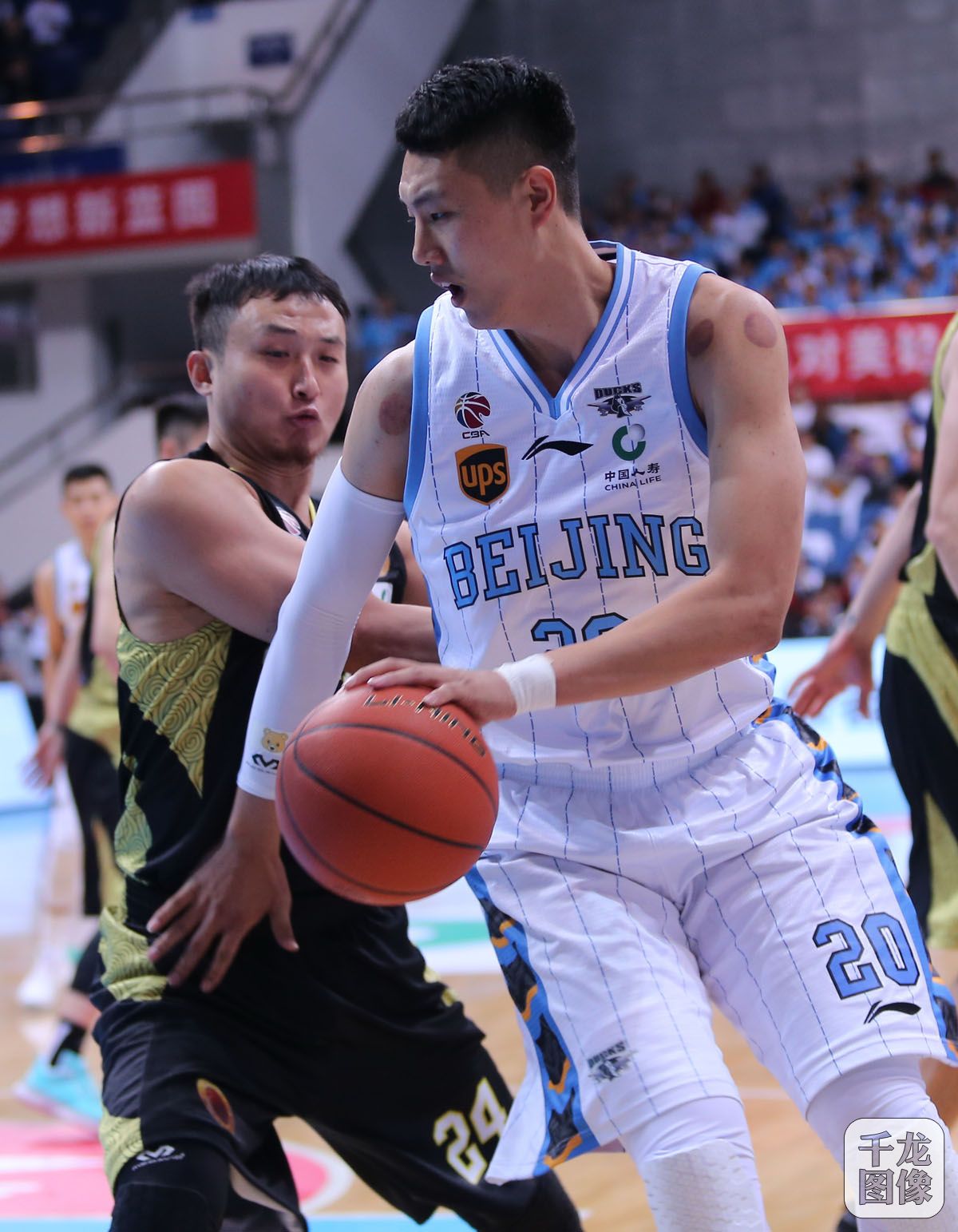 CBA联赛第三轮于2日晚间全面展开，北京首钢坐镇主场迎来山东高速的挑战。最终，首钢以1分之差，惜败山东队，首钢首次主场没能实现开门红。图为本场比赛精彩瞬间。千龙网记者 戚连民摄
