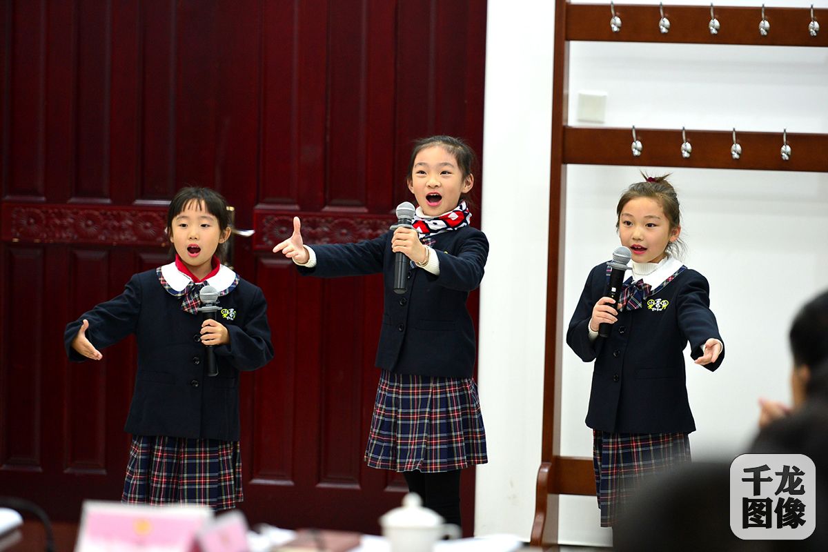 马程远 摄代表小香玉平谷政协常委扩大会上宣讲十九大精神 (4)学生们在演唱《昂首新时代》1200