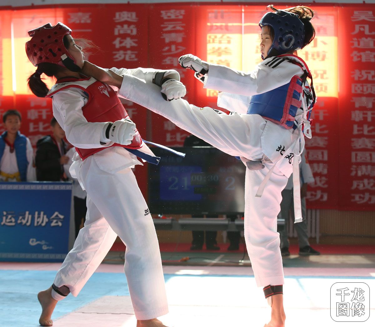 04女子组竞技比赛中青方选手高位横踢击中红方选手头部获得3分