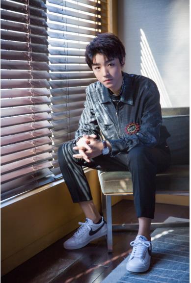 roseonly品牌全新代言人王俊凯 心怀无畏为爱而