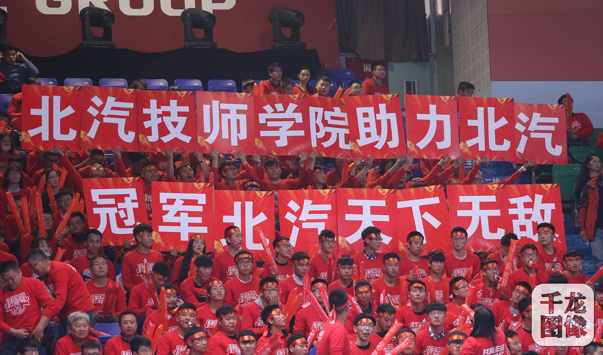 11月5日，2017至2018赛季中国排球超级联赛男排揭幕战在北京光彩体育馆举行，主场作战的北京汽车男排3比0击败四川队，迎来开门红。图为本场比赛精彩瞬间。千龙网记者 戚连民摄