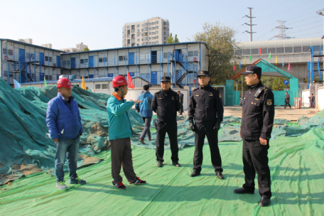 图：大兴区城管执法人员检查施工工地