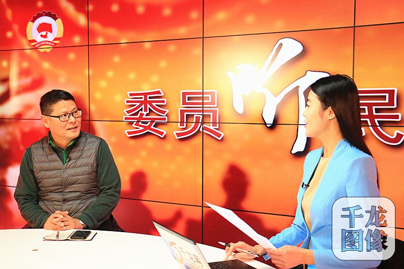 北京市政协常委、北京麋鹿生态实验中心副主任郭耕与主持人交谈。