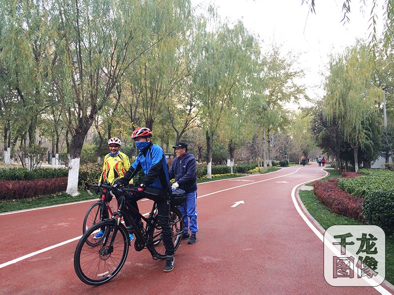 朝阳常营乡将朝阳北路沿线六大绿地公园连片成环，打造多层次便捷的生态跑道体系。图为居民在常营公园内跑道内骑行。朝阳区供图 千龙网发