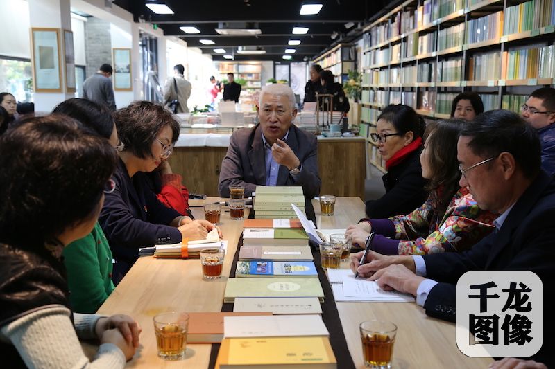 10日，党的十九大代表、中华书局有限公司总经理徐俊与丰台区人大代表、学校校长、社区干部、居民，以及现场的读者朋友共话党的十九大。图中间为徐俊。丰台区委宣传部供图 千龙网发