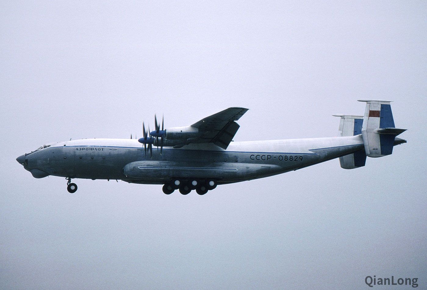 飞抵英国的苏联安-22运输机 曾经是世界上最大的运输机(3)-千龙网·中国首都网