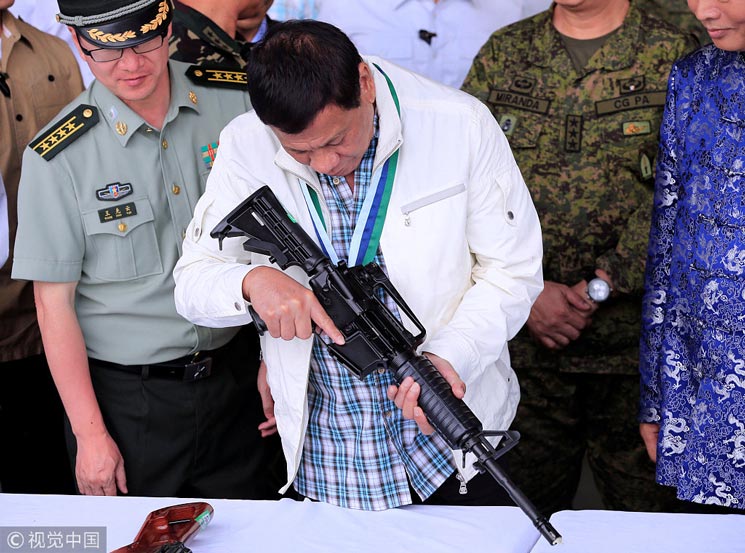 中国援菲步枪击毙恐怖组织头目 杜特尔特向中