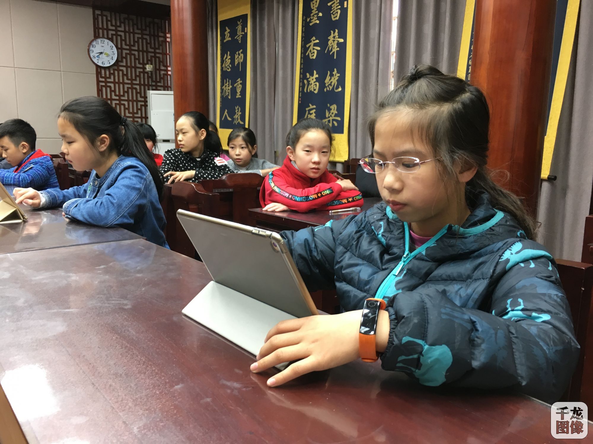 1&mdash;2参赛选手使用平板认真答题