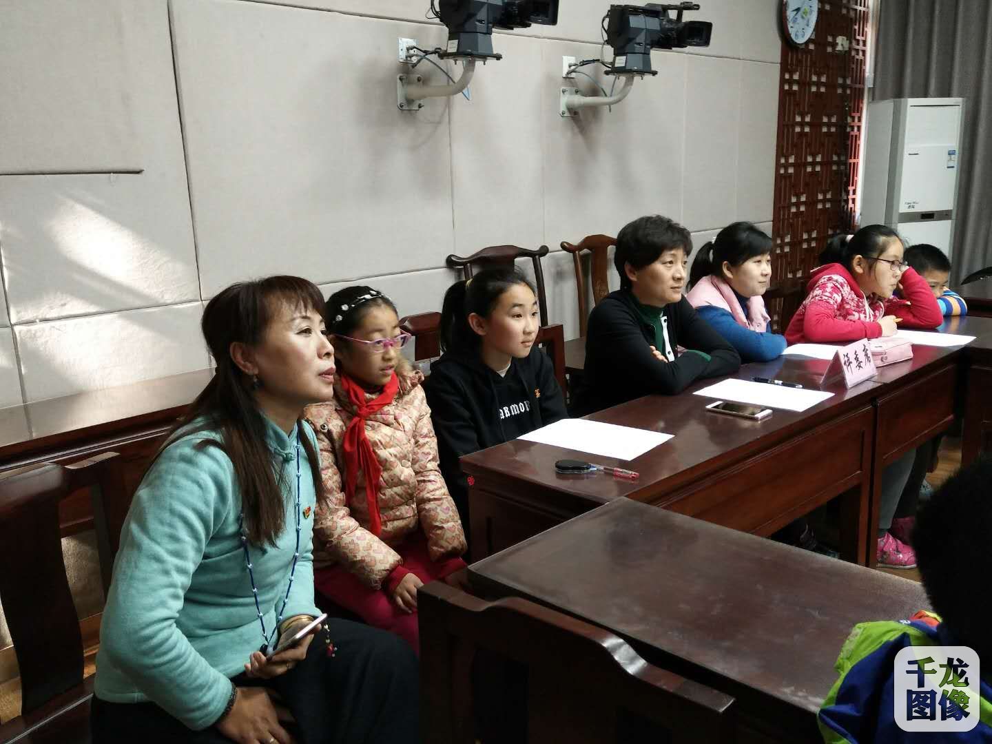 5、观摩比赛的张弦校长和评委记分员关注决赛现场