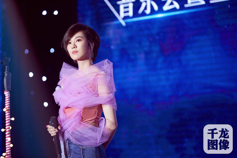 郁可唯优雅登台灵气十足