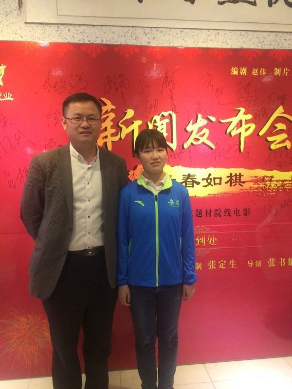 联合制片人王跃岚先生与人物原型合影.jpg
