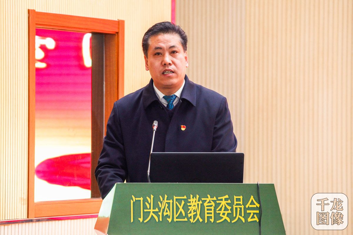 新桥路中学党总支书记校长谢国平作表态发言