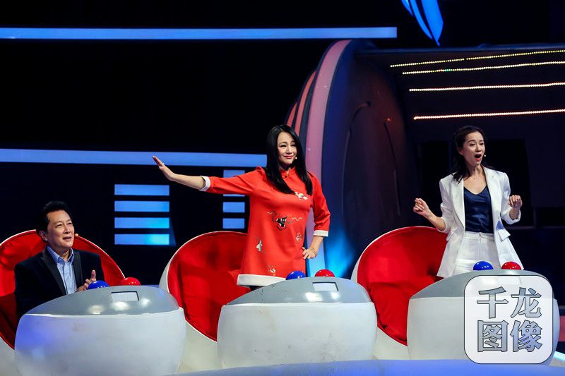 曹颖倪虹洁变身 广场舞大妈 现场嗨跳《青春修