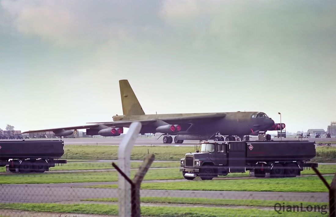 飞抵英国的美B-52G轰炸机 一身林地迷彩有些