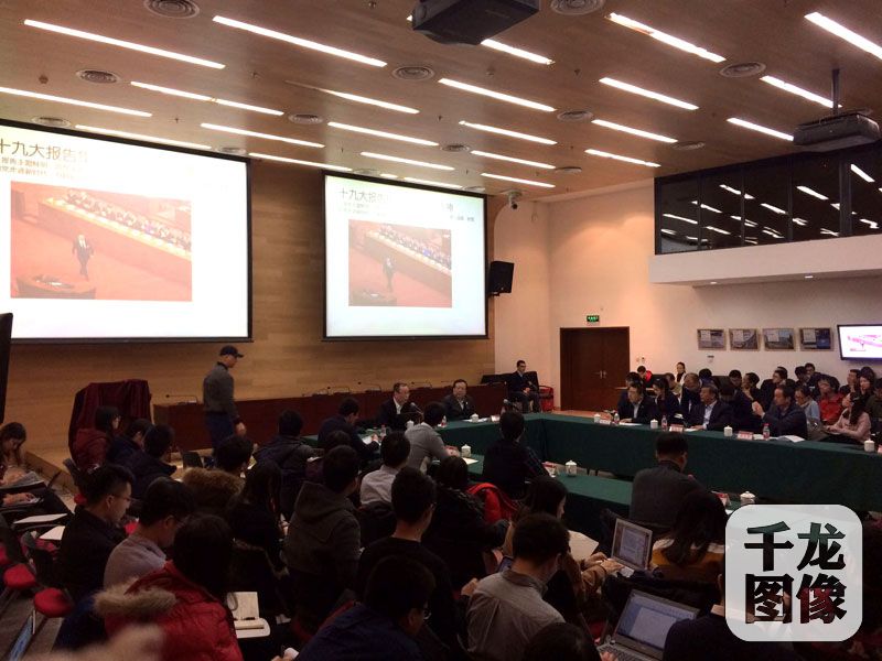 11月24日下午，中央宣讲团成员、国务院发展研究中心副主任王一鸣在北京大学宣讲党的十九大精神时，他的精彩讲话特别引人入胜。图为王一鸣在北京大学宣讲党的十九大精神，北京大学100余名师生代表在现场聆听。千龙网记者 于振华摄