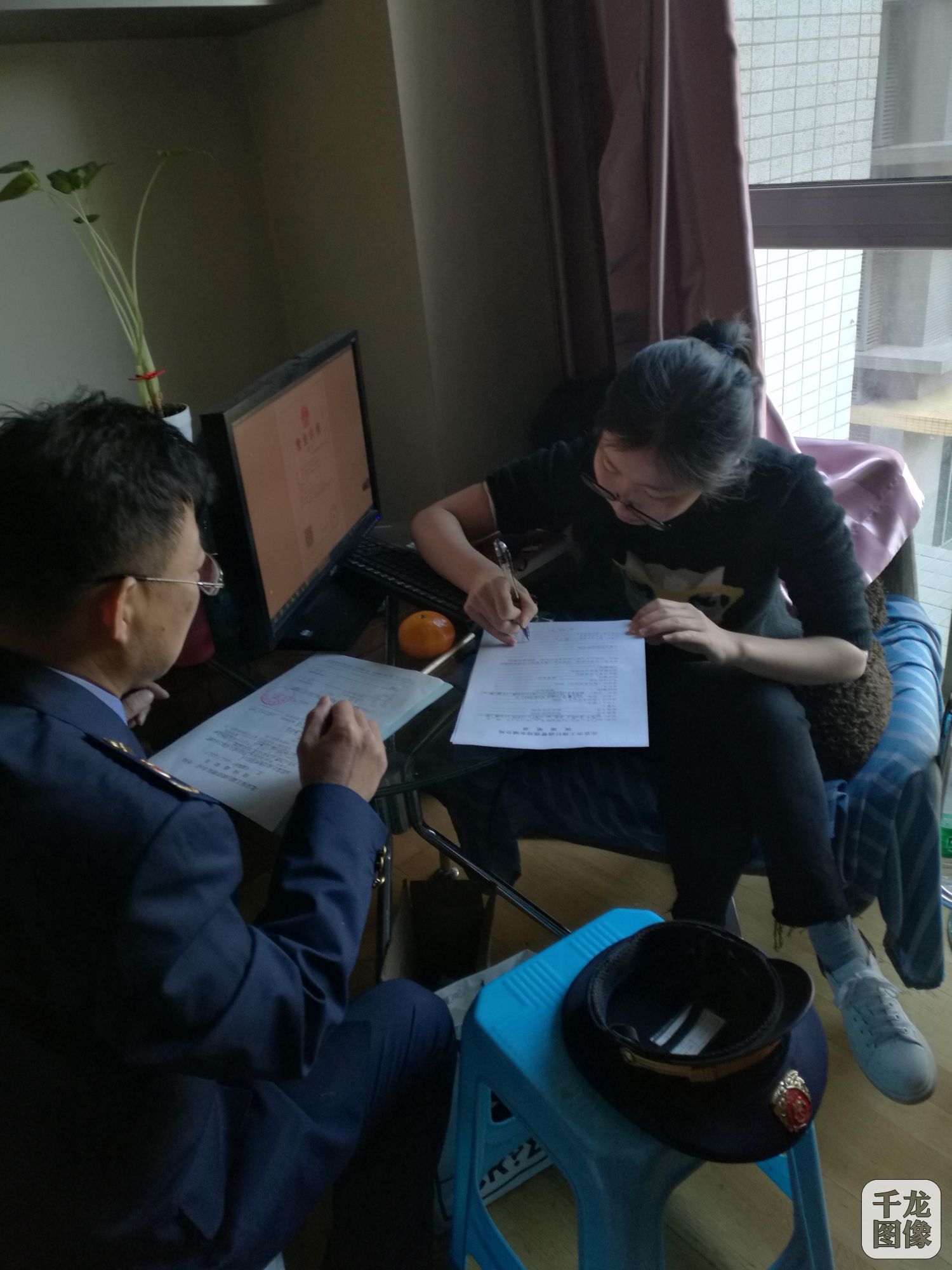 东直门工商所接举报 对涉嫌无证无照经营旅馆