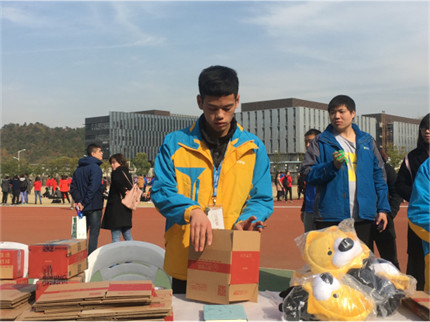 车技、比手速 快递小哥们在苏宁运动会上玩嗨