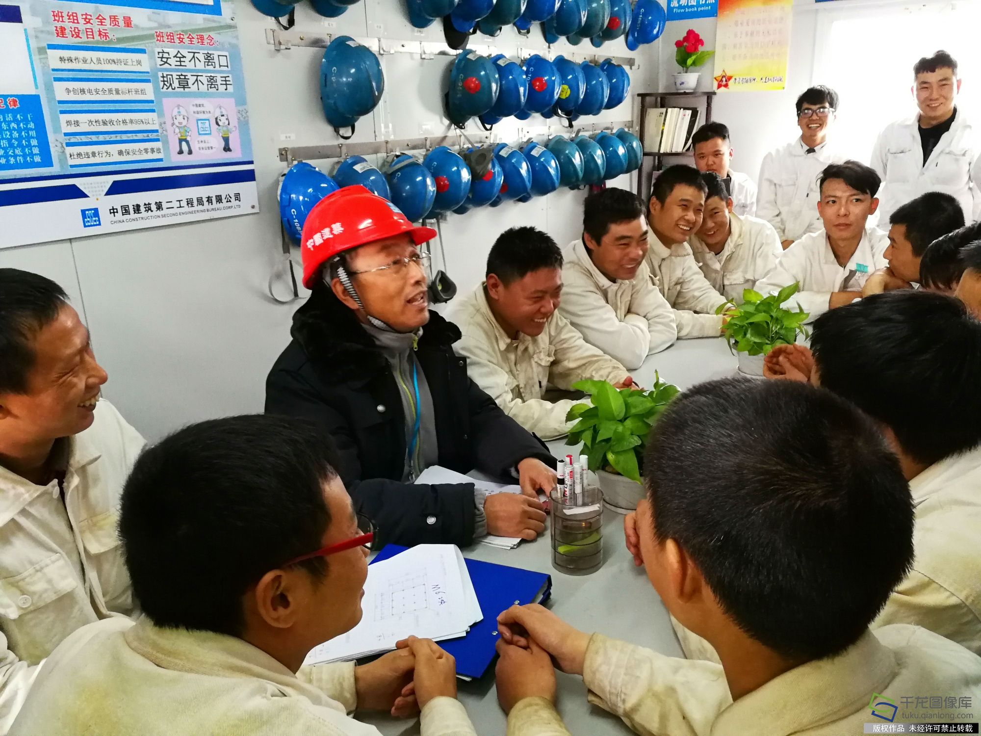 郭明义向班组工人传播十九大好声音。拍摄者：马启迪_