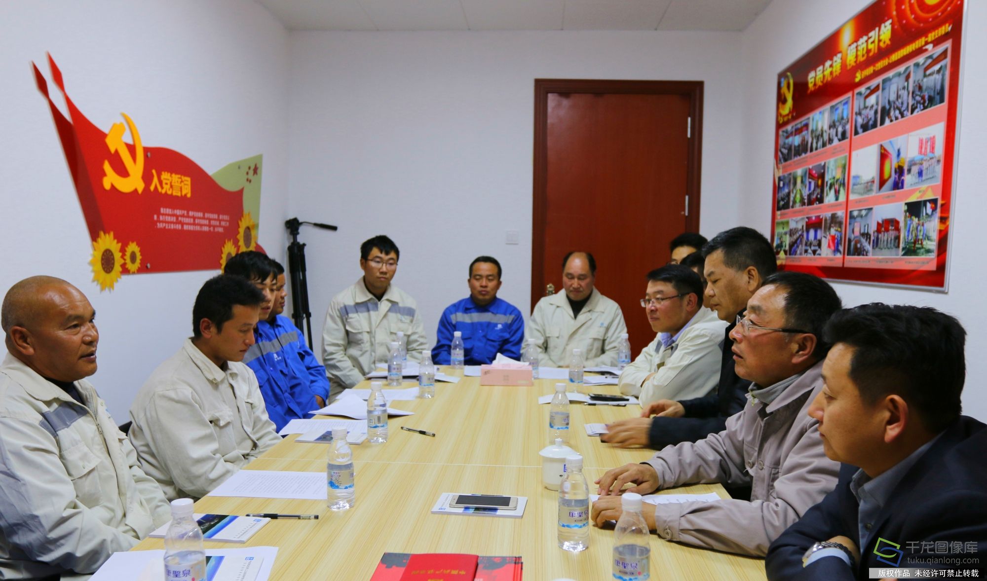 郭明义在劳务工党小组会上讲党课。拍摄者：马启迪_