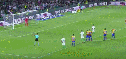 内托在比赛中为瓦伦西亚扑出点球，他把守的大门只被轰开过10次